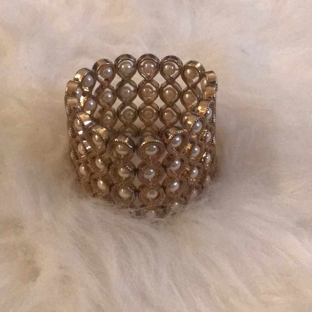 Forever 21 gold and pearl stretch bracelet
